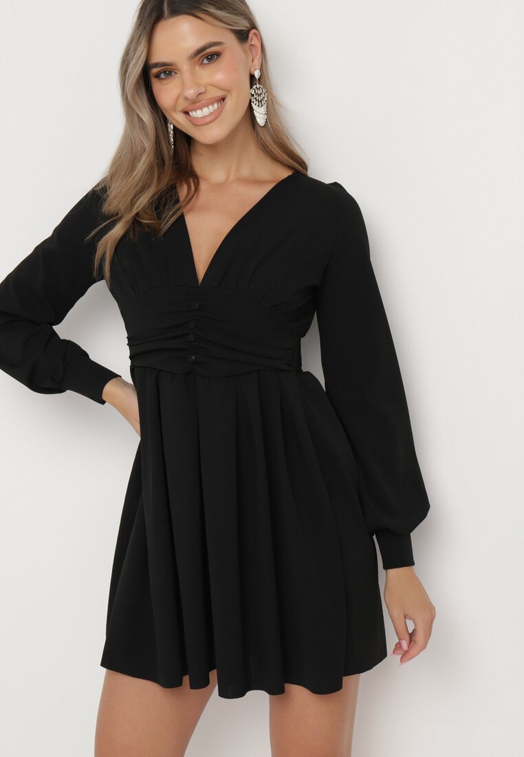 Rochie Mini Evazată Neagră cu Decolteu Adânc Ornată cu Încrețituri și Nasturi Jerikan