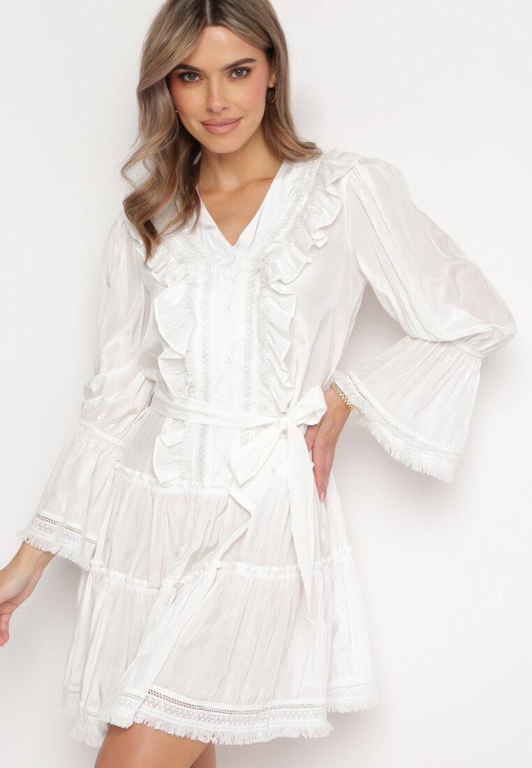 Rochie Albă Evazată Mini cu Volane Decorative, Nasturi și Curea din Material în Talie Miorma