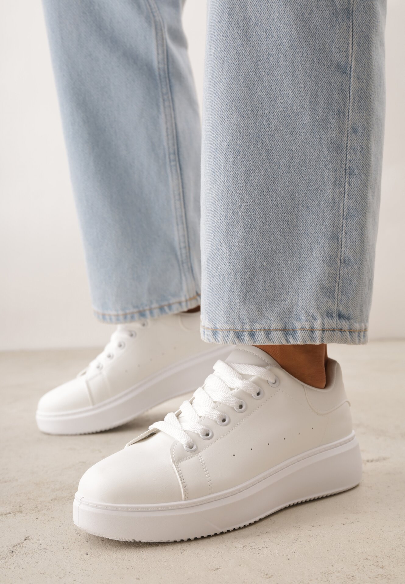 Sneakerși Albi Cu șireturi Cu design clasic Cu talpă groasă Cataria