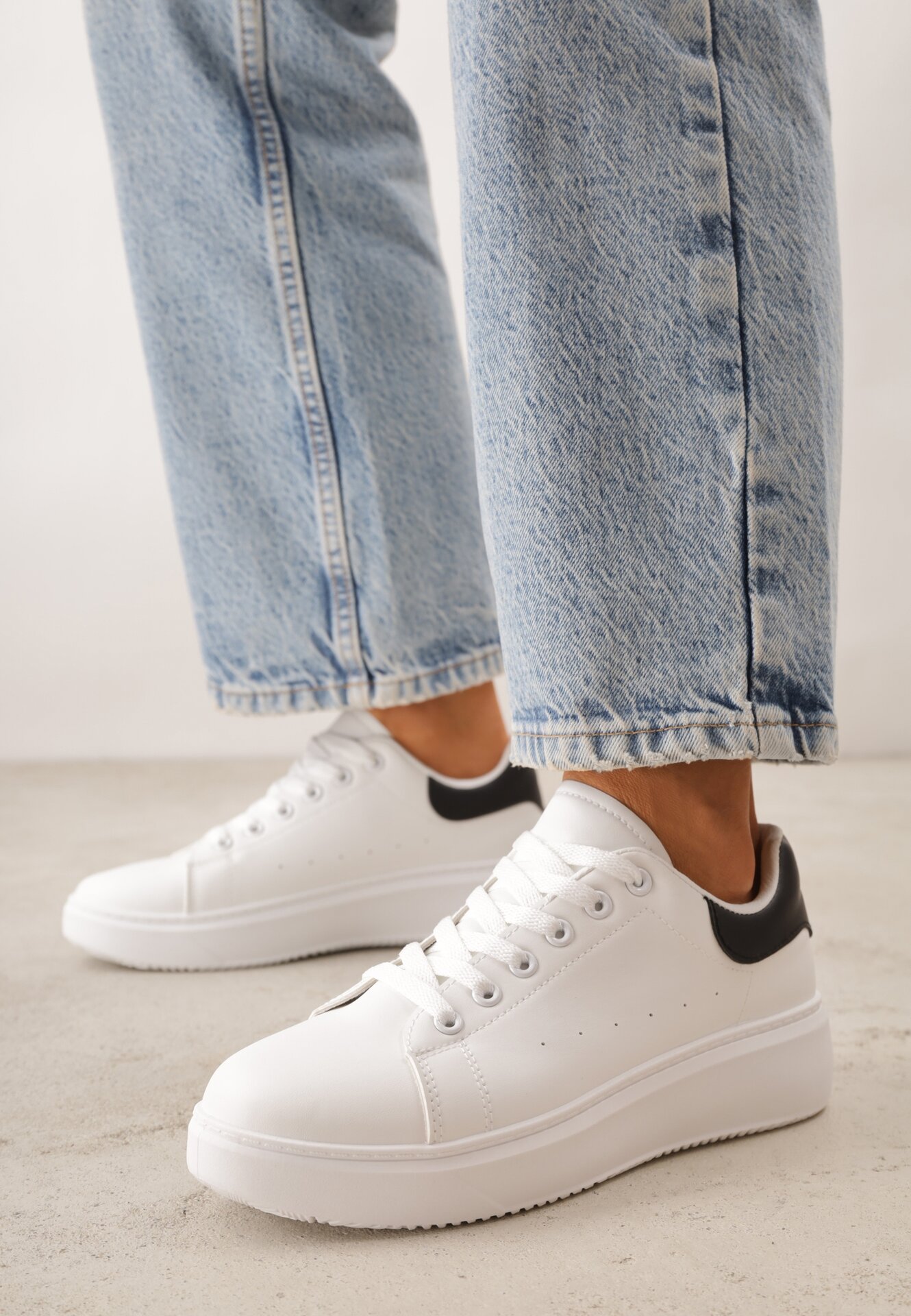 Adidași Alb-Negru cu șireturi cu un design clasic cu talpă groasă Cataria