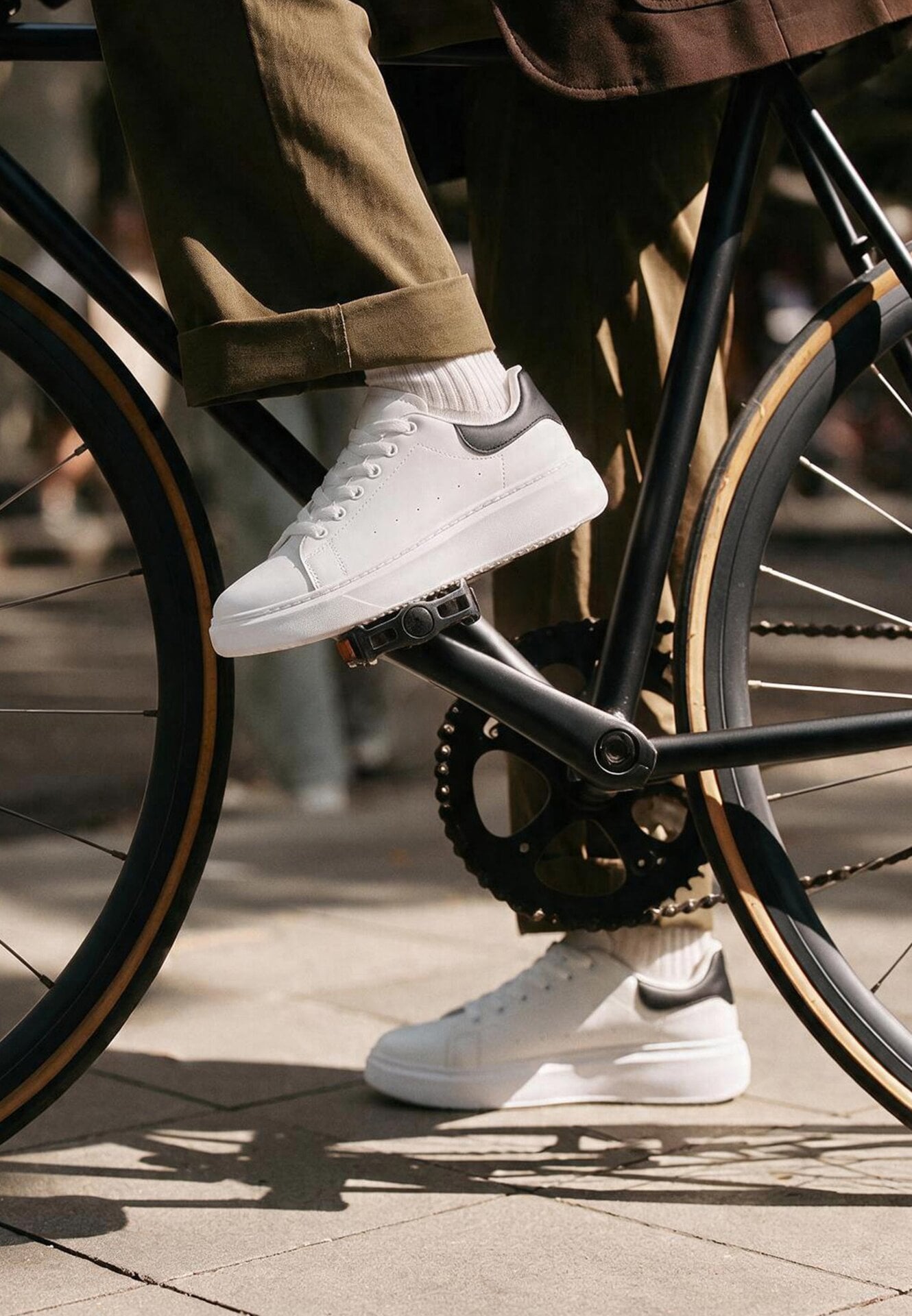 Adidași Alb-Negru cu șireturi cu un design clasic cu talpă groasă Cataria