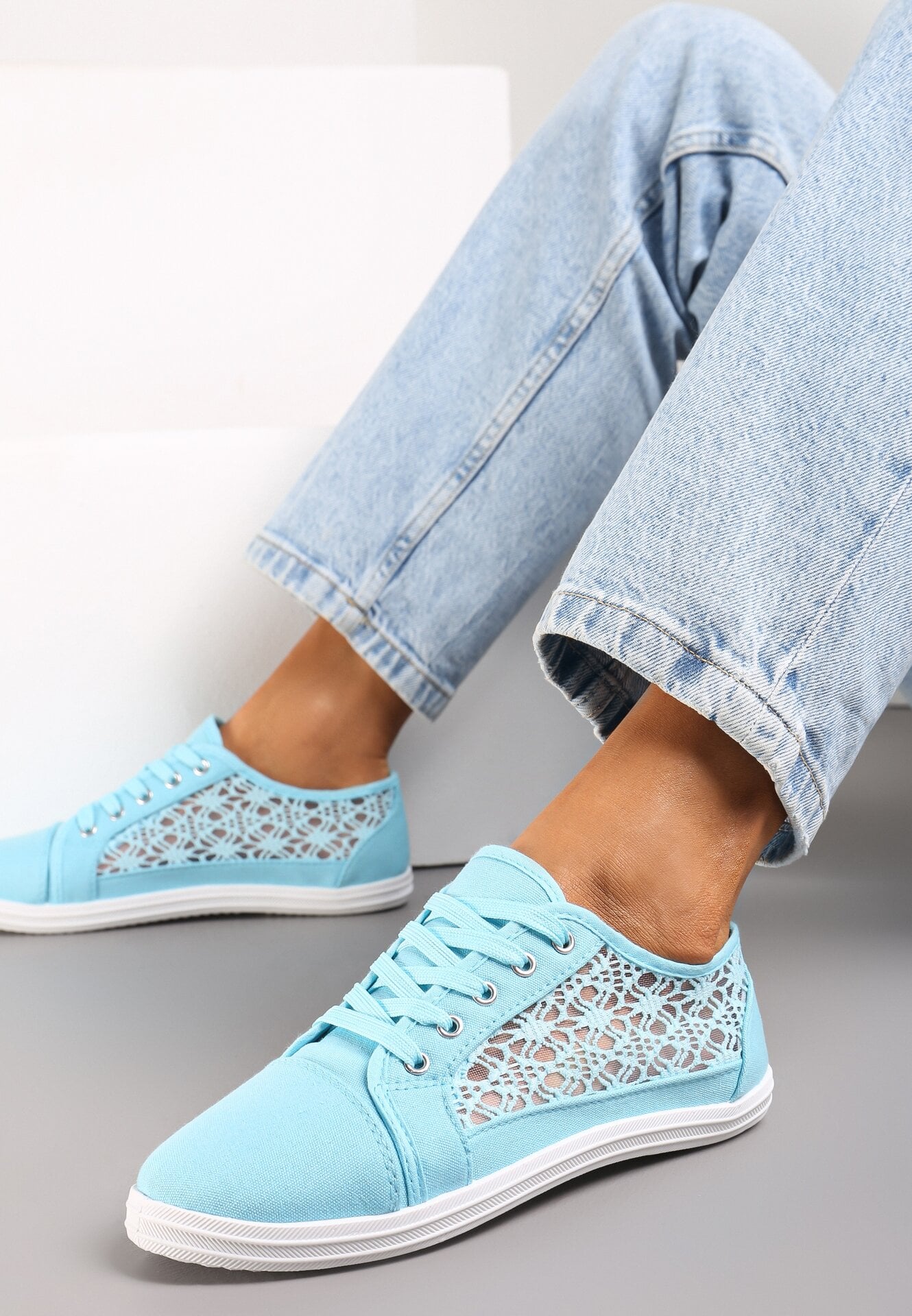 Tenisi Albastre cu Laterale Perforate Ariemessa