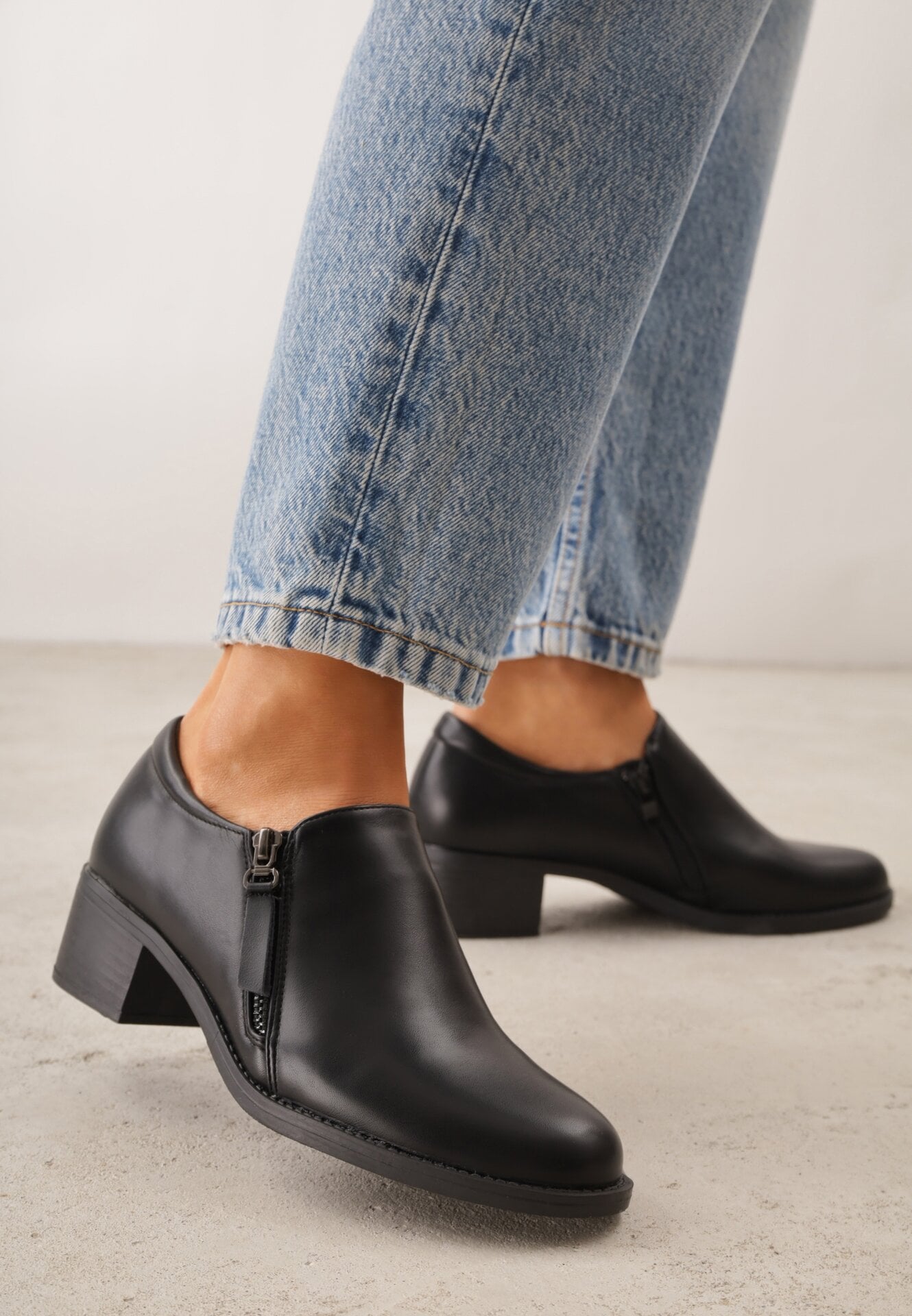 Pantofi Negri cu toc gros cu fermoar Oventtia