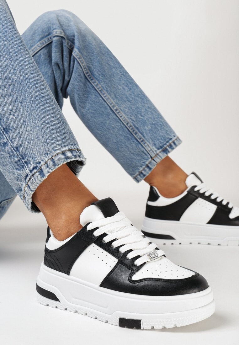 Adidași Alb-Negru pe Talpă Groasă cu Perforație Decorativă și Șireturi Xirea