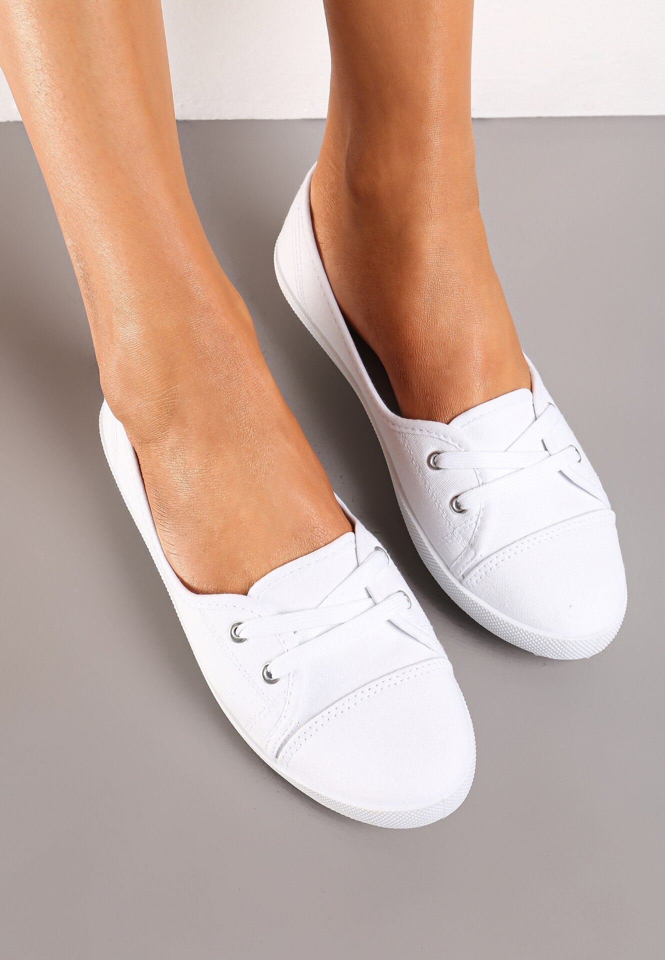 Adidași Albi cu profil jos și șireturi decorative Maelisa