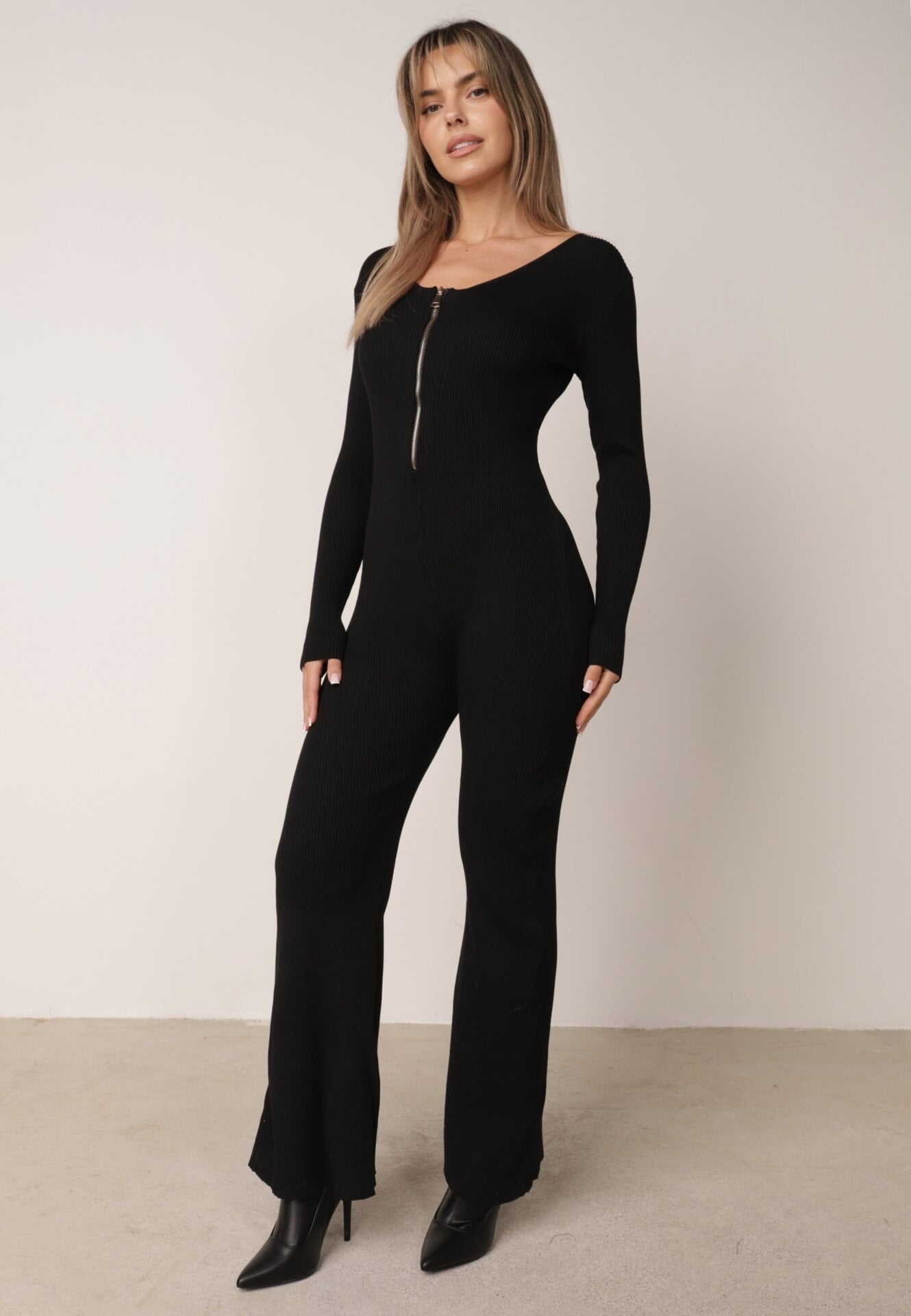 Salopetă neagră din viscoză Bodycon cu striații și fermoar Alnorema