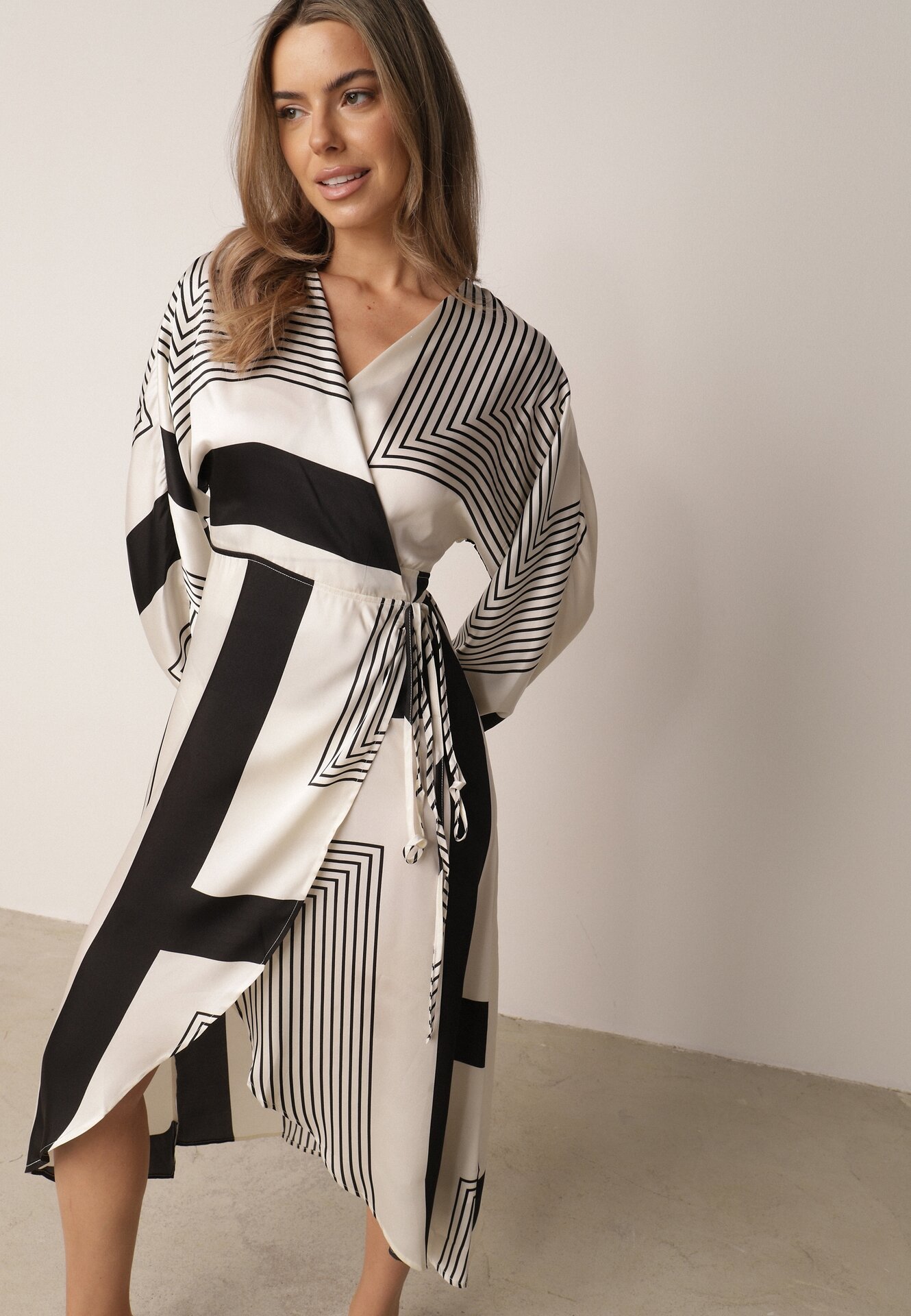Rochie Bej-Neagră Petrecută Kimono cu Model Geometric și Curea Legată Klerossa