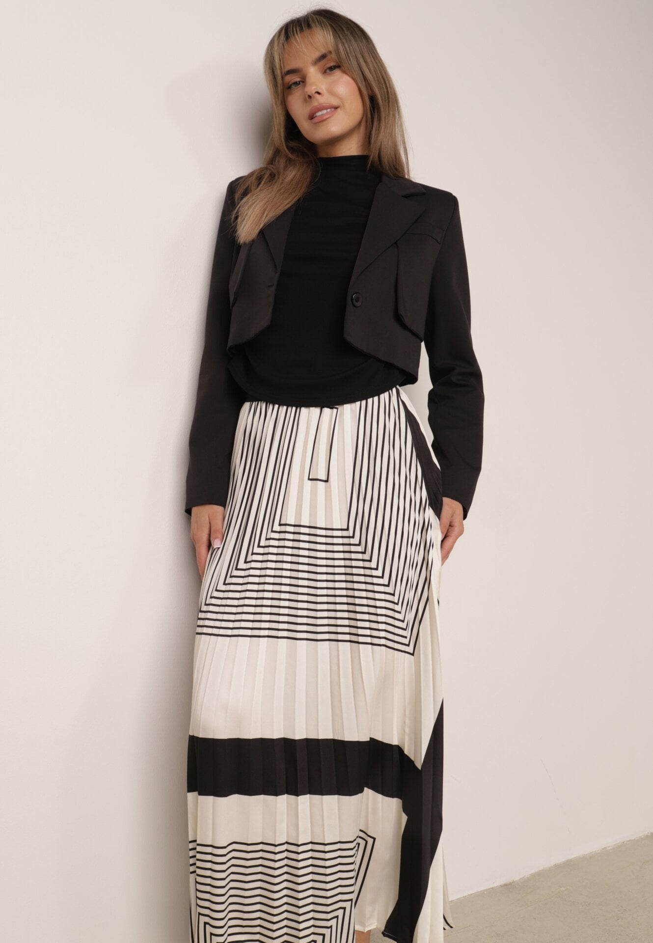 Fustă Neagră cu Pliuri Delicate, cu Elastic în Talie și Model Geometric Iolantha