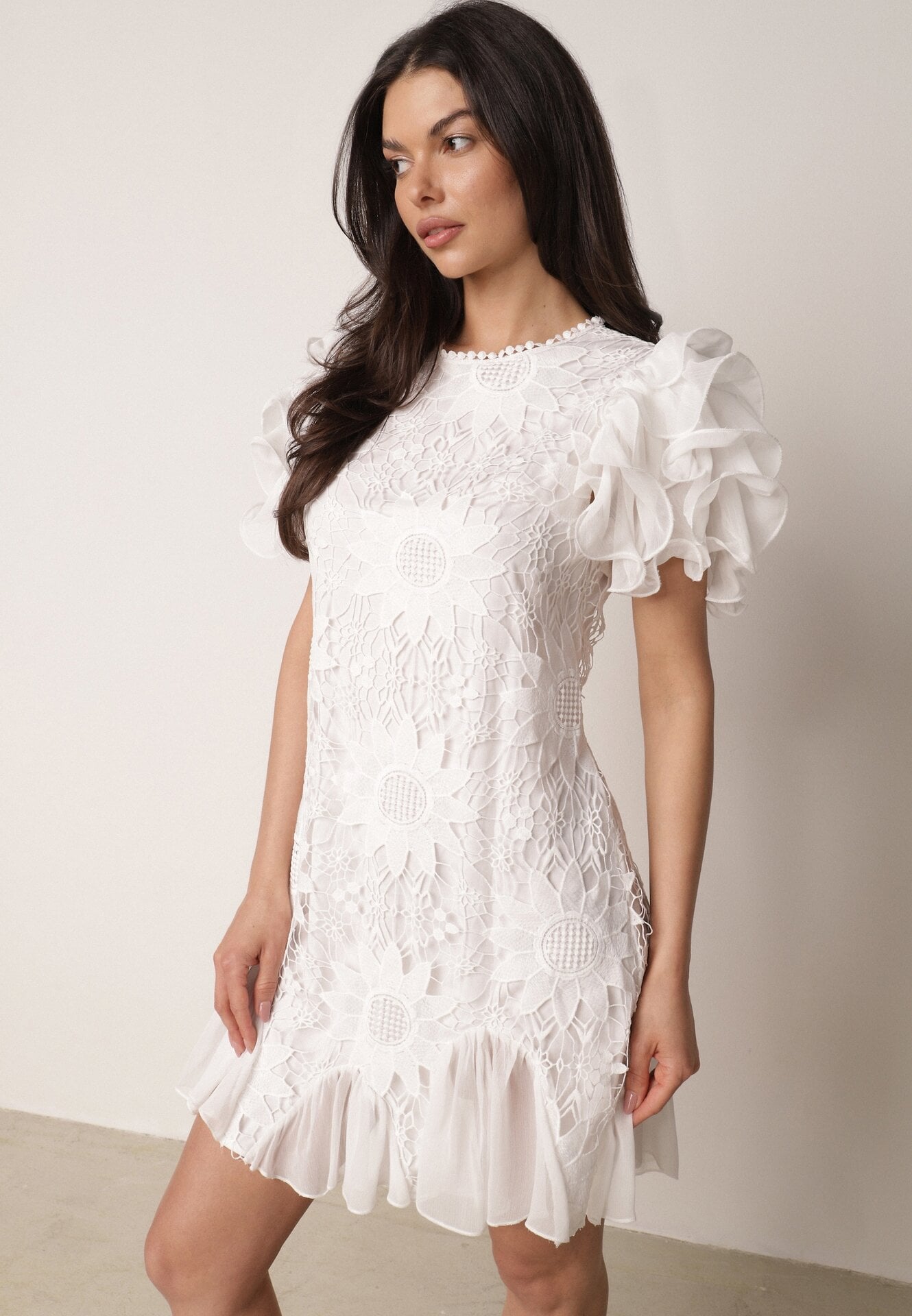 Rochie Mini Albă cu Inserții de Dantelă și Volane Soffiana