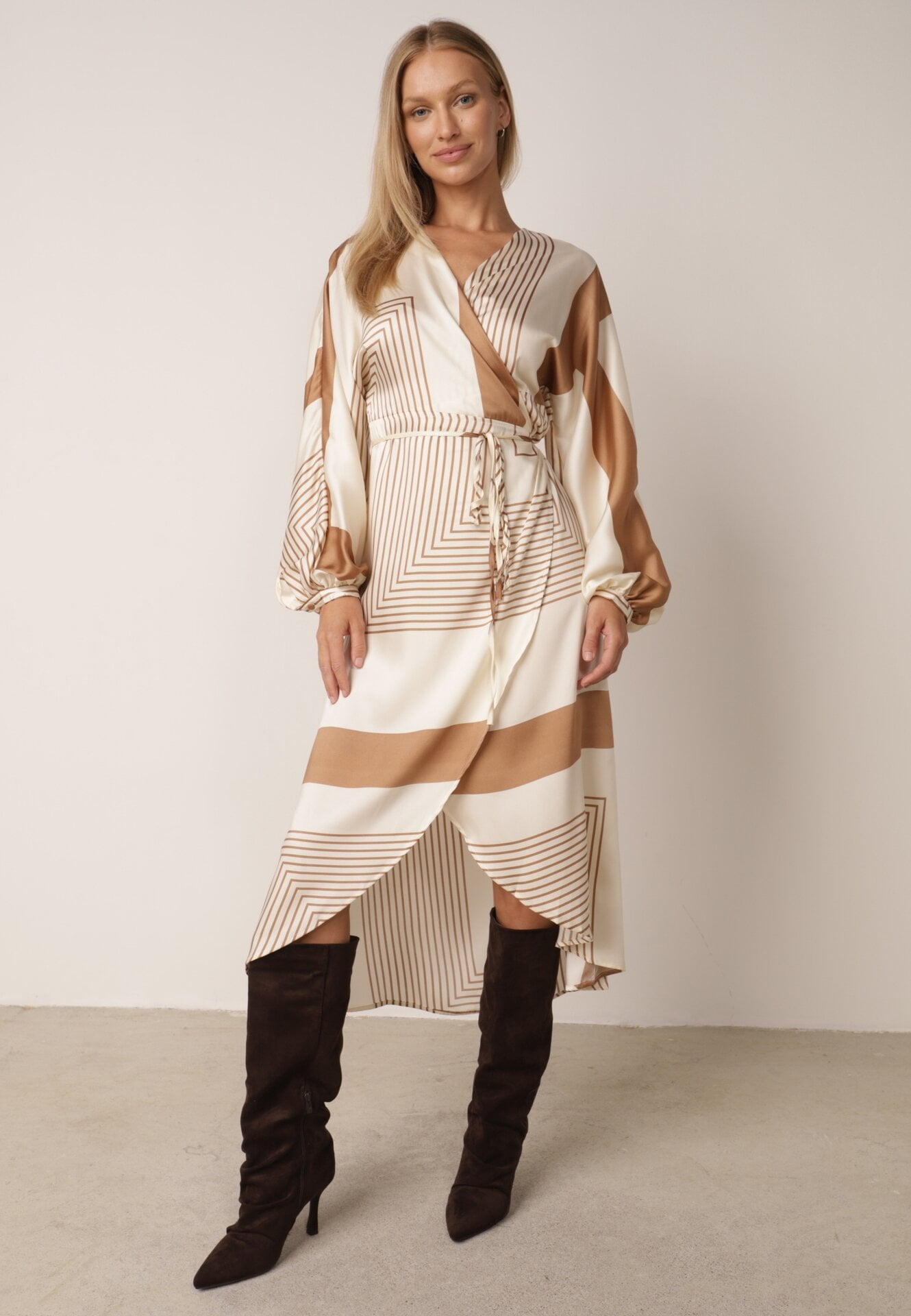 Rochie Bej tip plic Kimono cu Model Geometric și Curea Legată Klerossa
