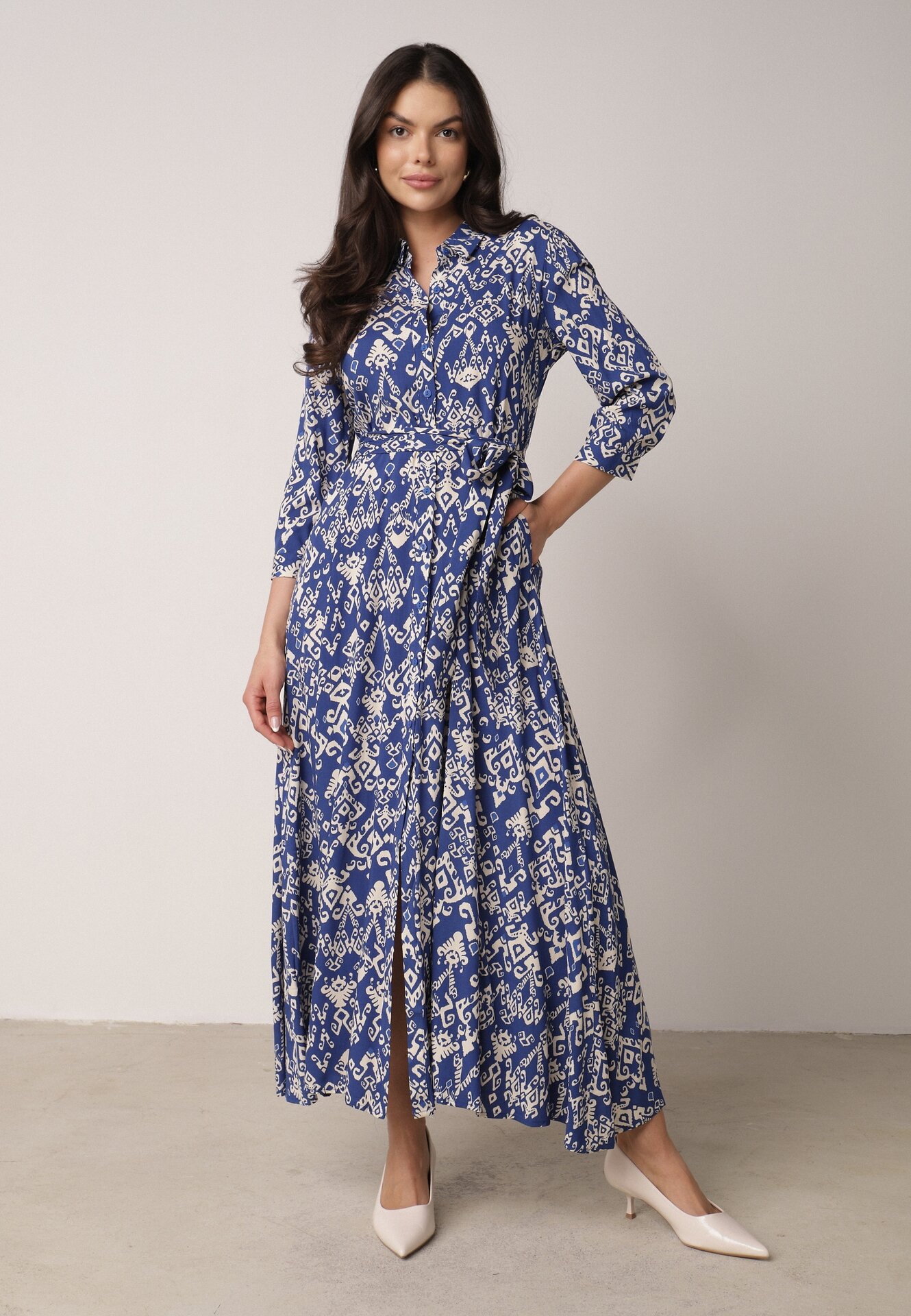 Rochie cămașă bleumarin din viscoză decorată cu model ornamental Hoarna