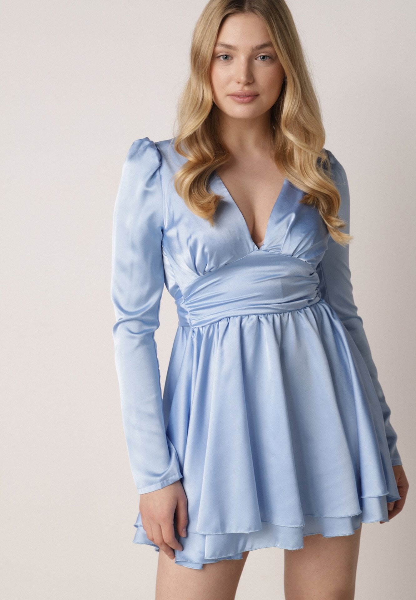 Rochie mini albastră de satin cu decolteu adânc și șiret la spate Liadan