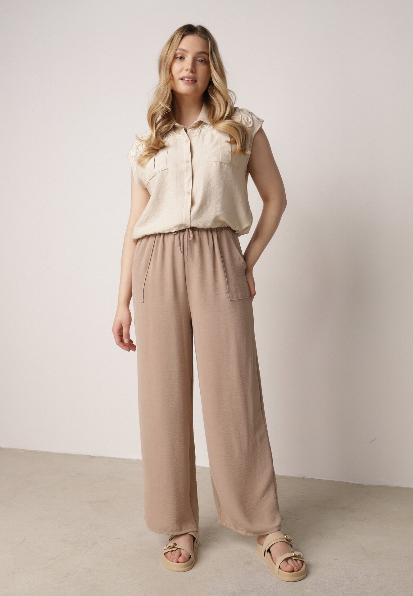 Pantaloni bej închis cu picior drept, buzunare și șnur în talie Qulai