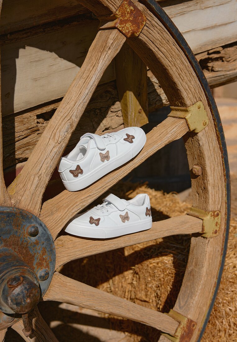 Sneakers Albi decorați cu patch-uri cu inscripția Love Manemo