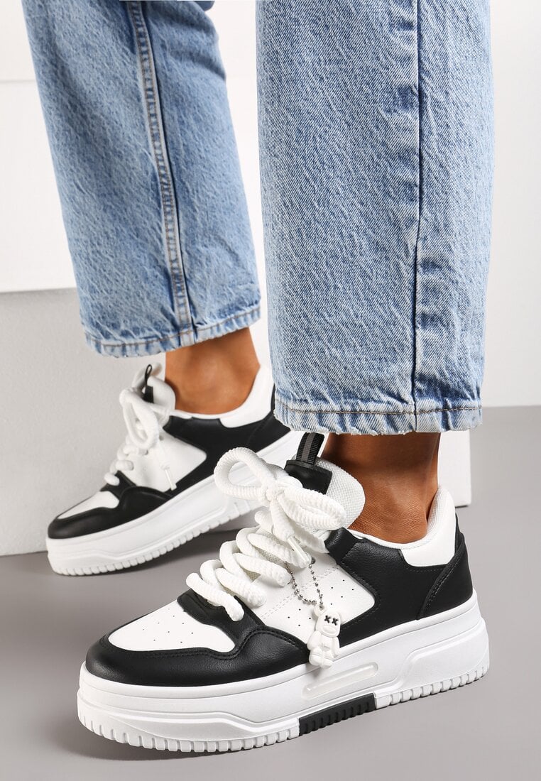 Adidași albi-negri cu pandantiv decorativ în formă de ursuleț și șireturi late Raldika