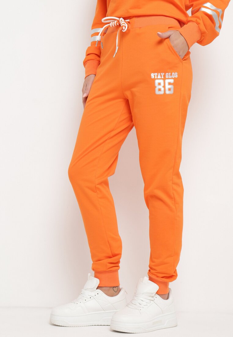 Pantaloni de trening portocalii cu șnur în talie și imprimeu decorativ Sacaria