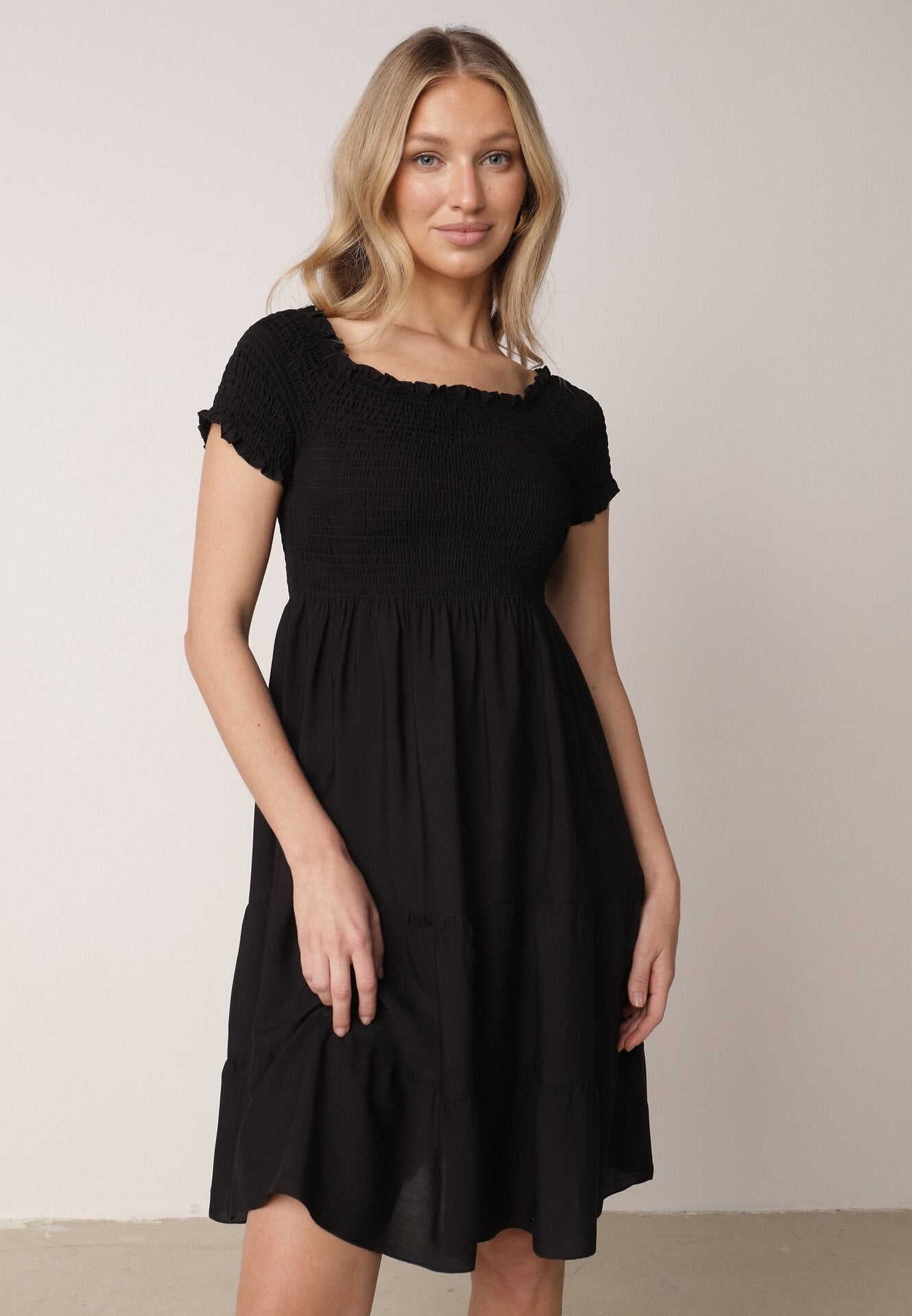 Rochie Neagră din bumbac cu decolteu spaniol cu volane late la bază Bliria