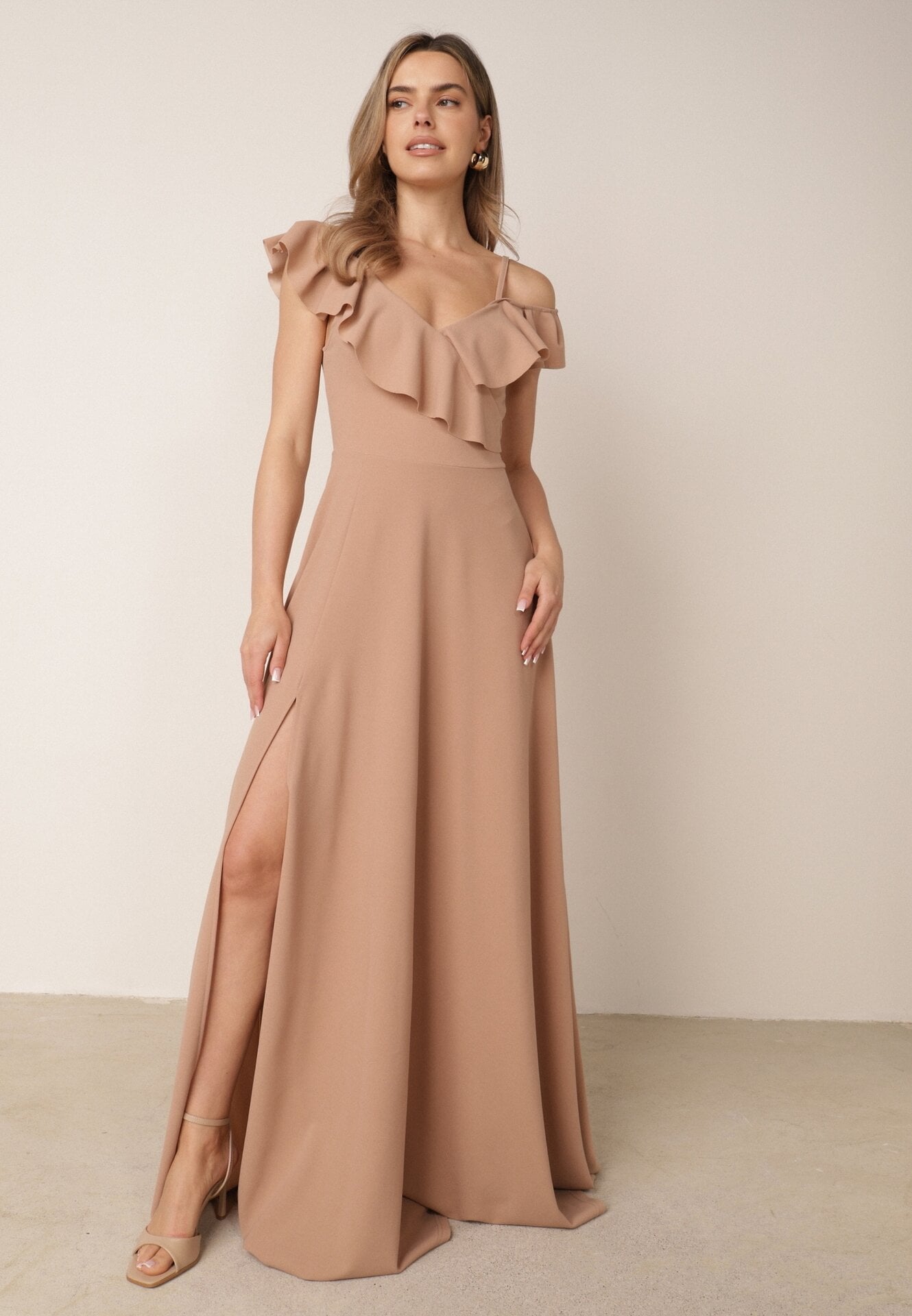 Rochie de cocktail Bej cu bretele, cu volane și șliț Waterlily