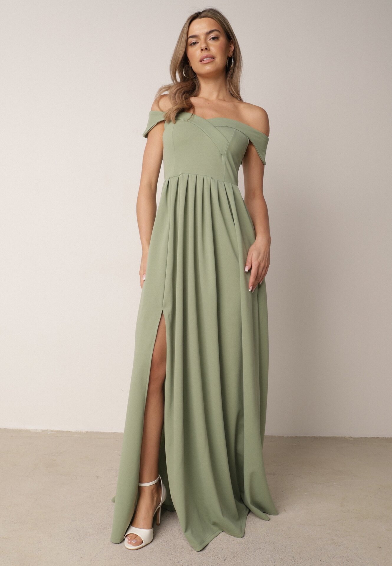 Rochie verde deschis de cocktail cloș cu decolteu spaniol și crăpătură pe picior Gralia