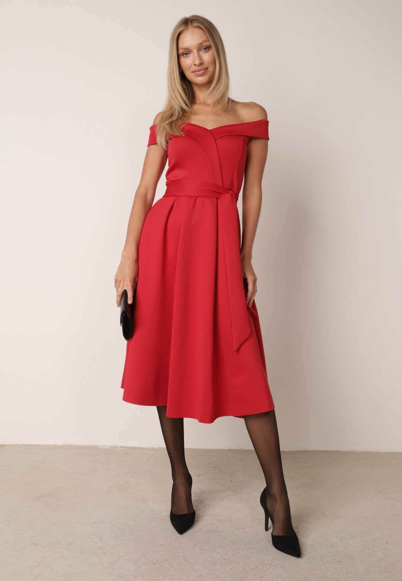 Rochie roșie elegantă cu umerii goi și curea din material Xaelia