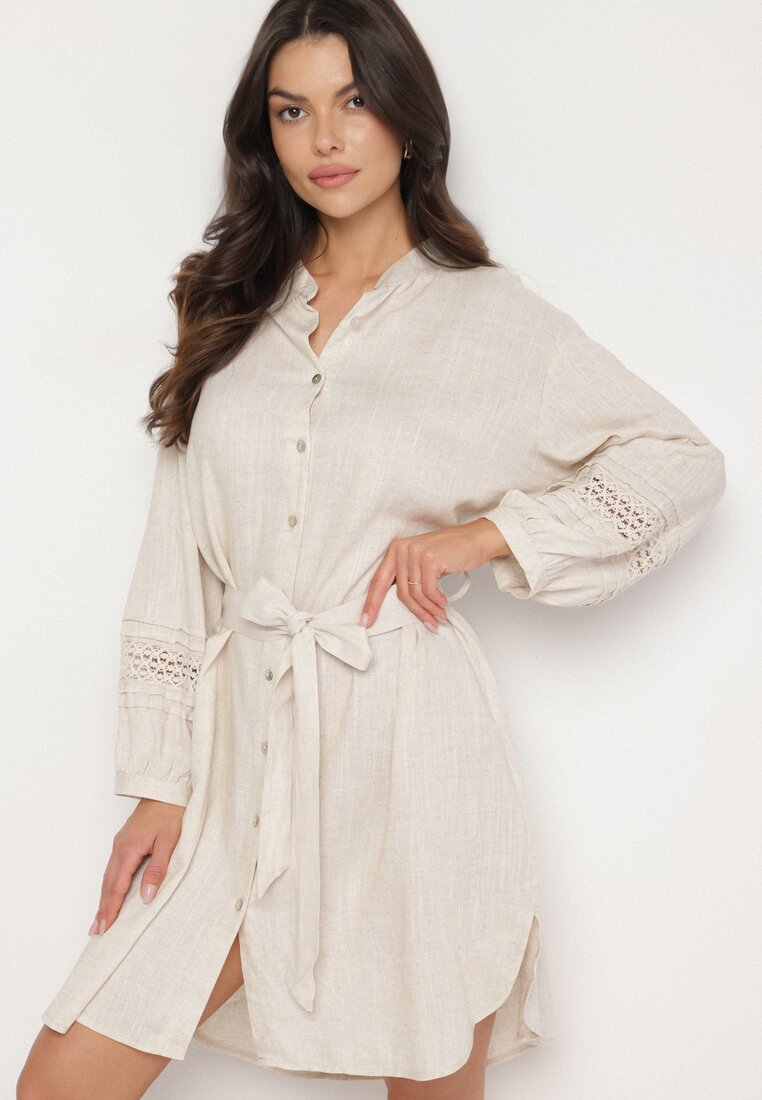 Rochie bej tip cămașă încheiată cu nasturi, cu curea în talie și mânecă decorativă Rigaudona