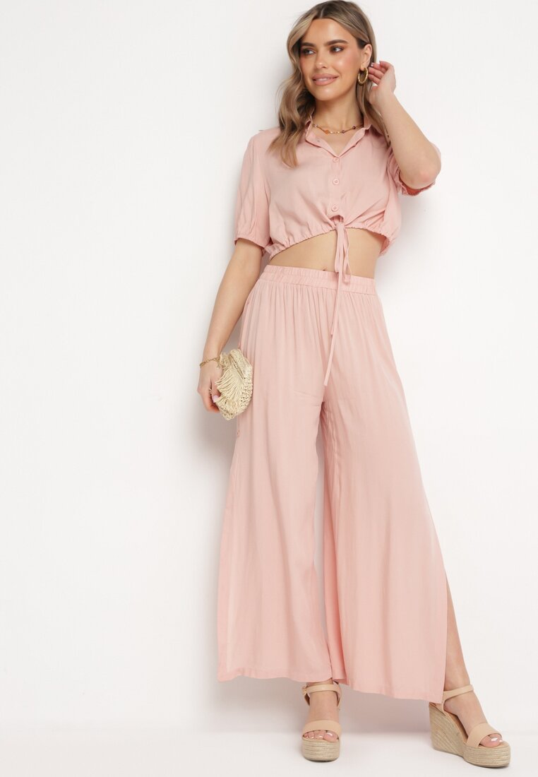 Compleu din bumbac roz deschis cu cămașă scurtă și pantaloni largi cu șlițuri Denara