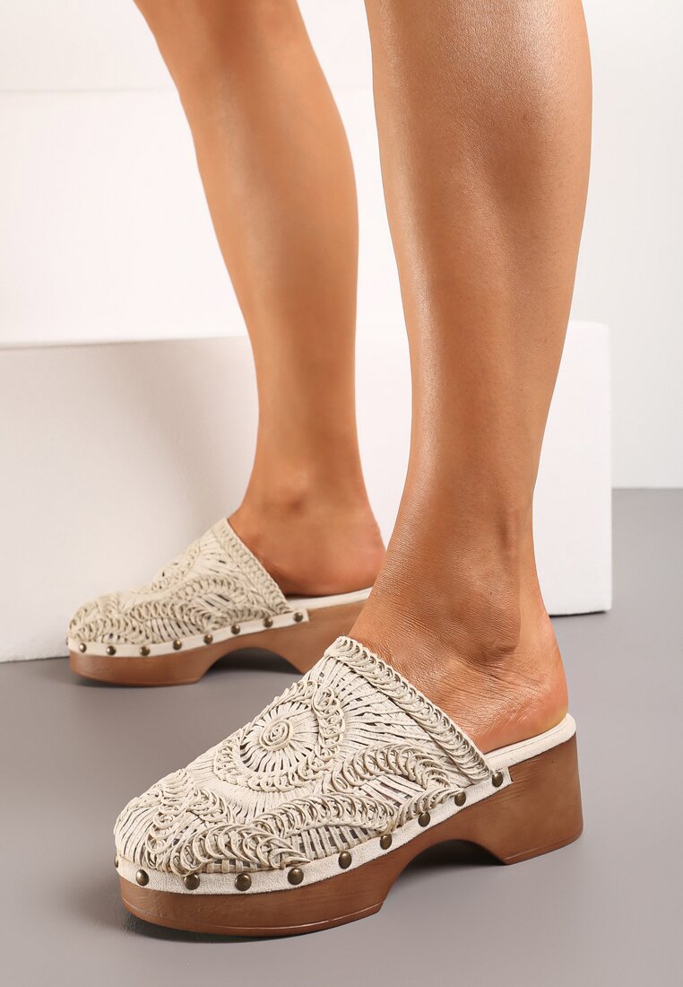 Papuci bej în stil saboți pe platformă cu nituri și împletitură Giadina