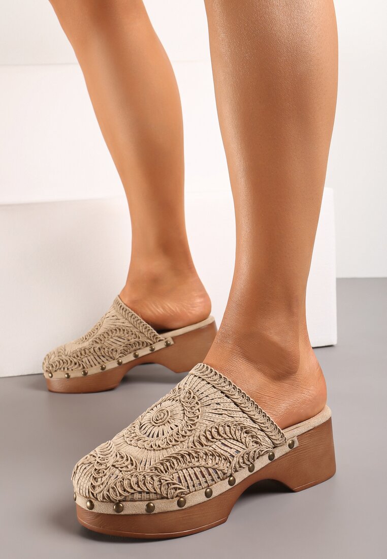 Papuci bej închis tip saboți pe platformă cu nituri și împletitură Giadina