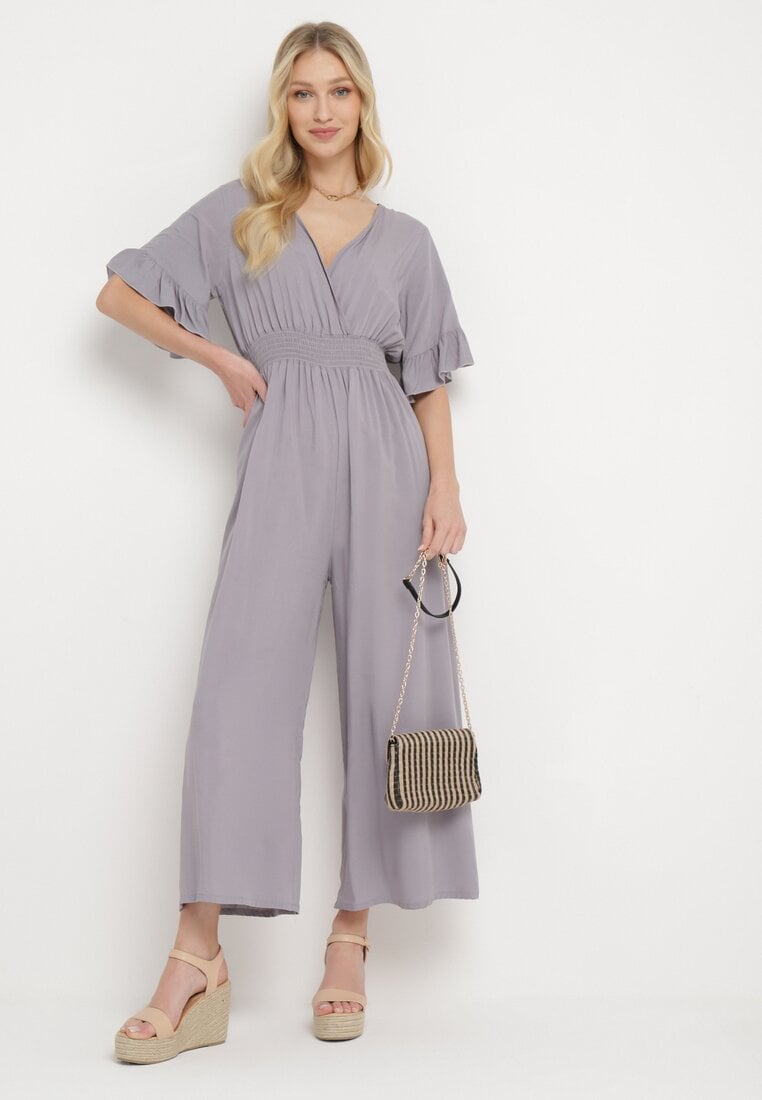 Salopetă gri din bumbac cu elastice subțiri în talie, cu decolteu petrecut și volan Tesanell