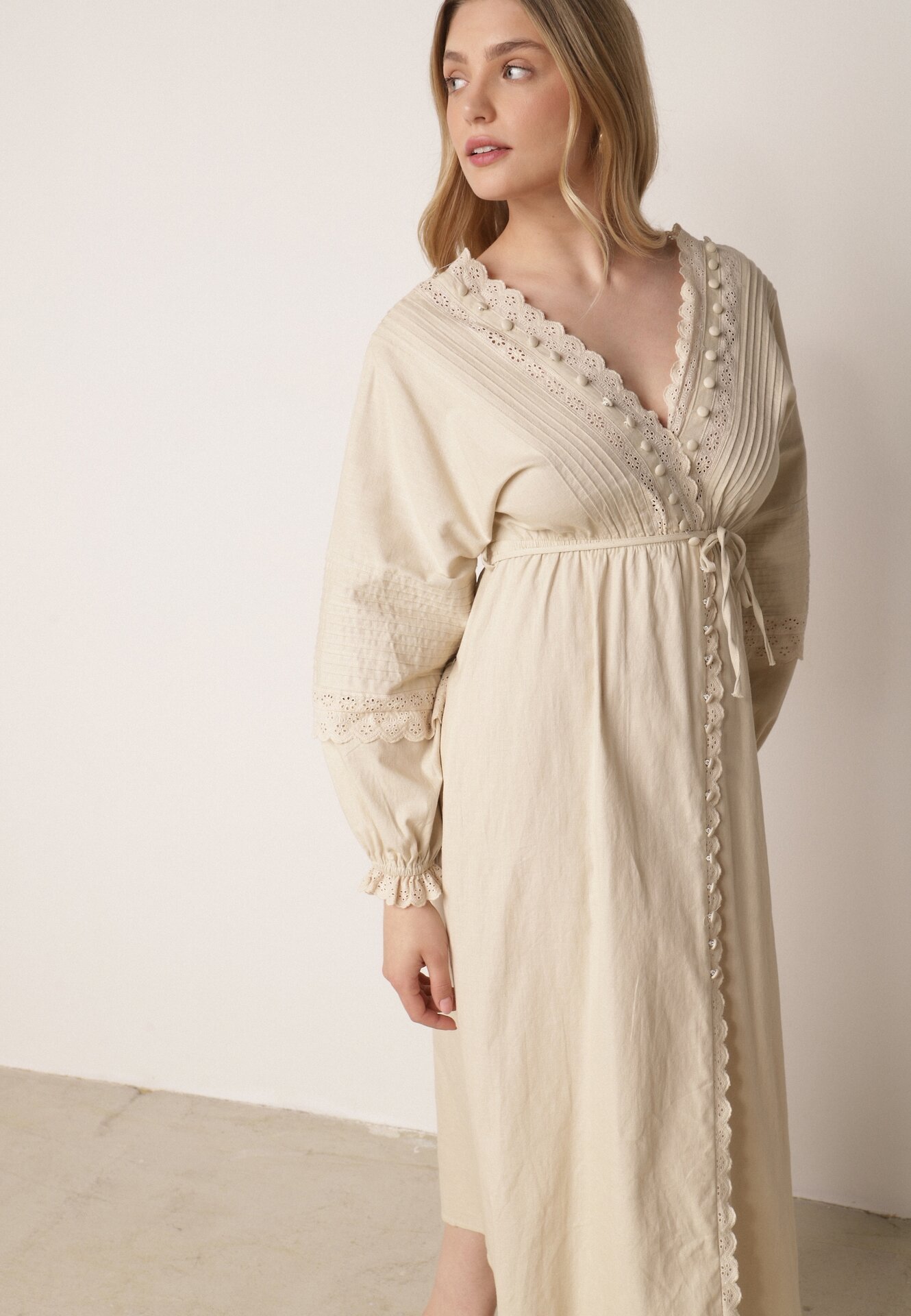 Rochie din bumbac bej cu accente din dantelă, cu talie elastică și curea din material textil Jariena