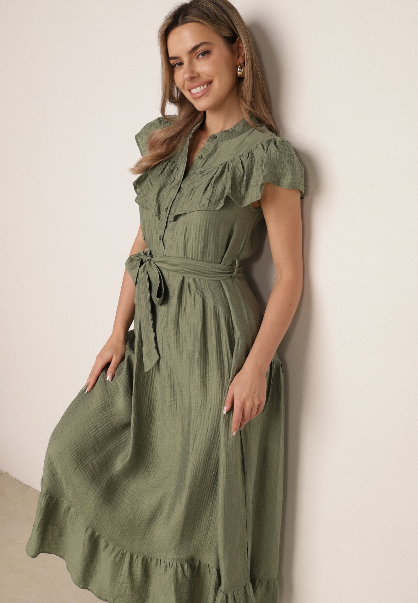 Rochie Cloș Verde cu viscoză, ornată cu volane, încheiată cu nasturi, cu curea suplimentară din material Ganesia
