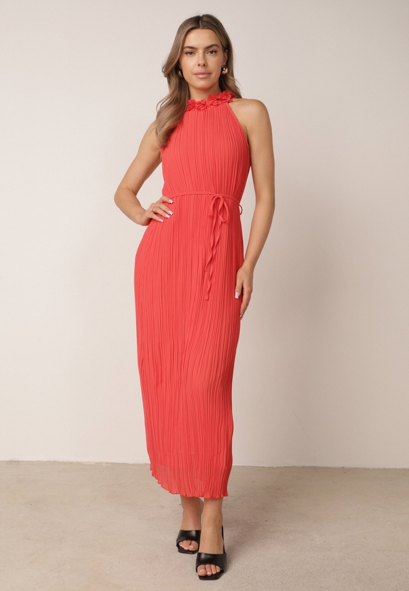 Rochie Roșie cu Aplicații Decorative și Decolteu Halter cu Curea Material Dimnatti