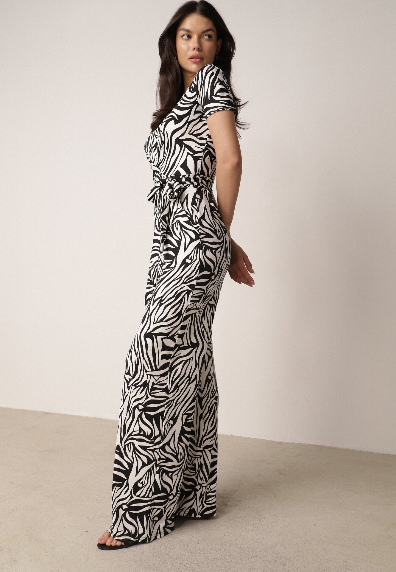 Salopetă Negru-Alb cu Croială Petrecută și Picioare Lărgi Saramla