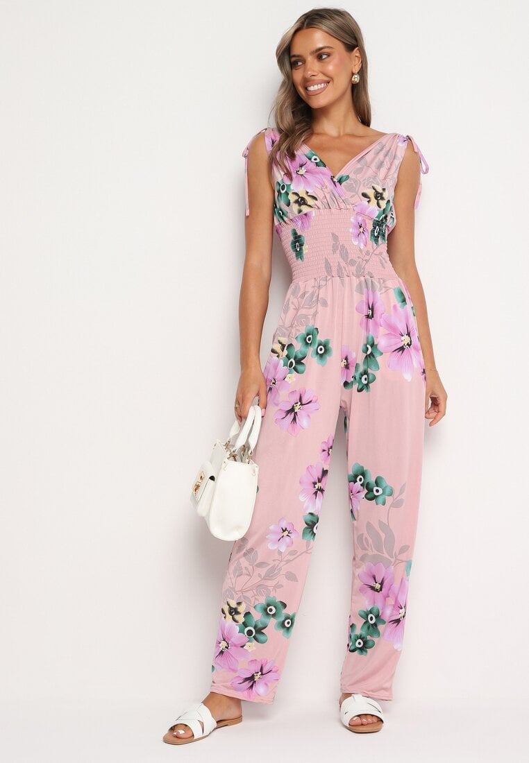 Salopetă roz deschis cu flori cu decolteu triunghiular și șnururi pe umeri Benan