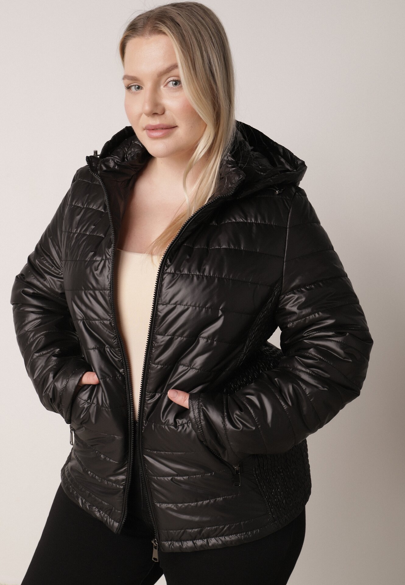 Geacă Neagră Matlasată cu Glugă Detașabilă și Inserții din Elastic Terilinde