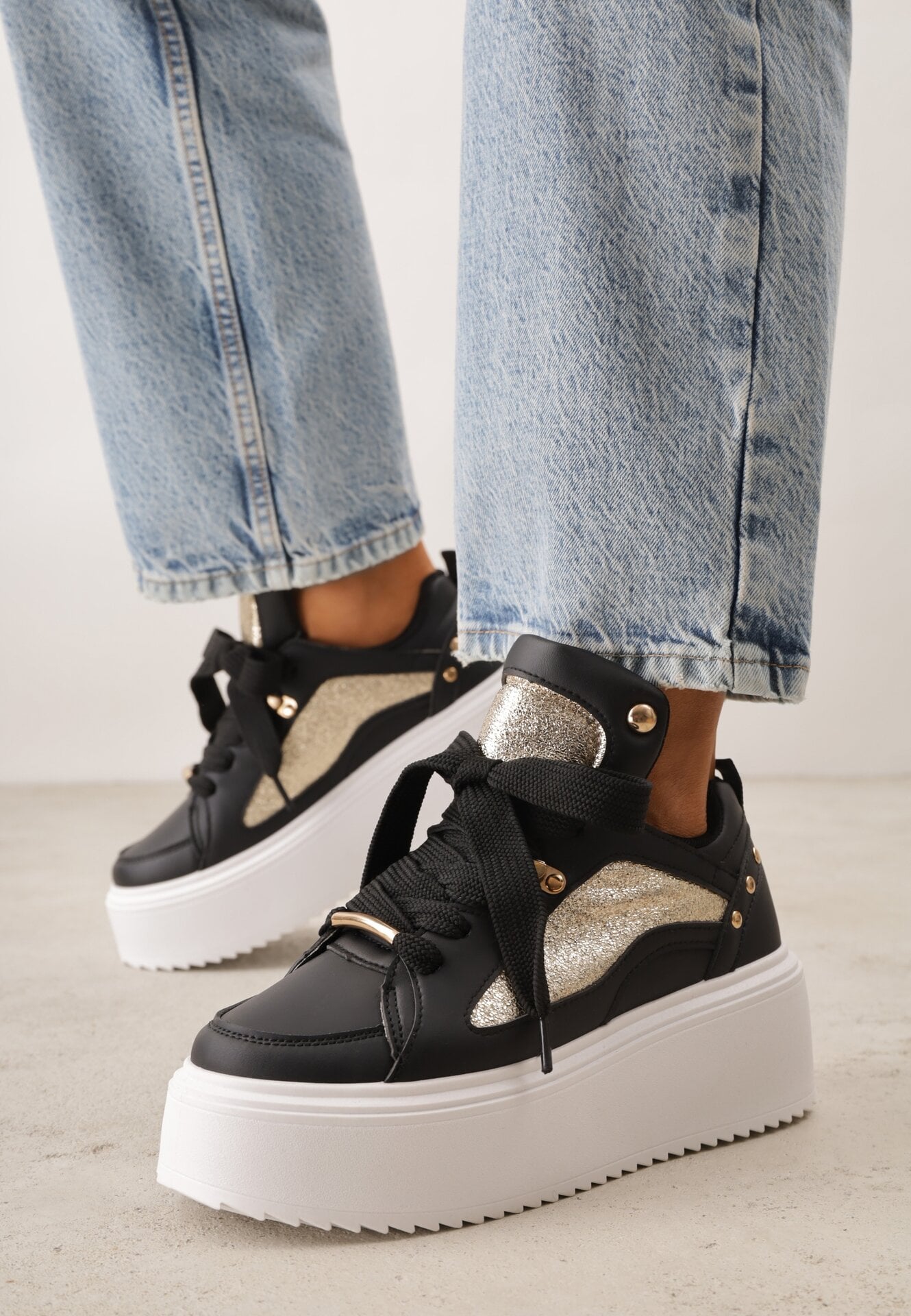 Adidași Negri cu Talpă Groasă cu Inserții Metalice și Capse Azirra