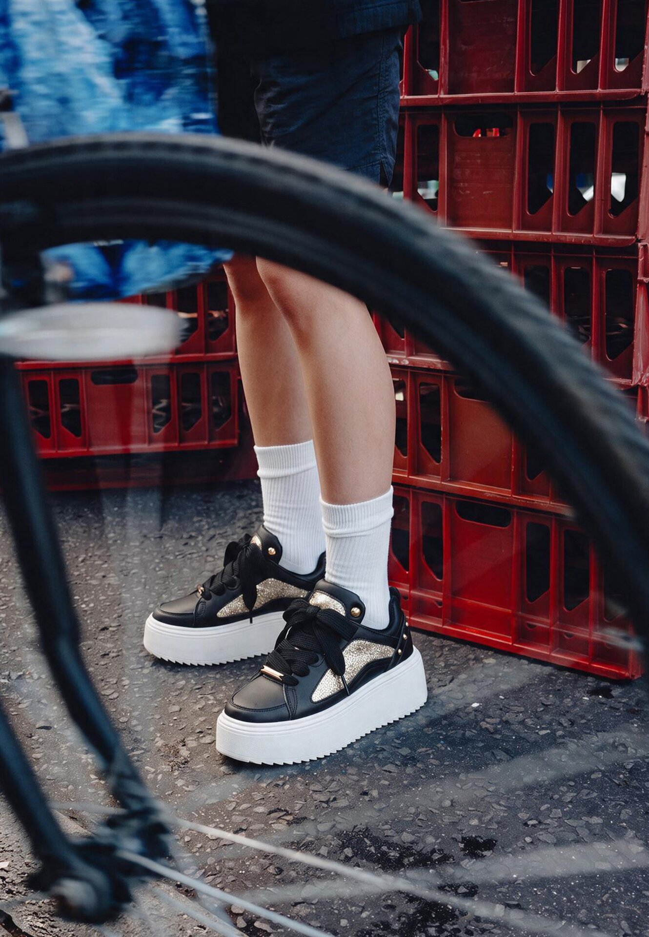 Adidași Negri cu Talpă Groasă cu Inserții Metalice și Capse Azirra