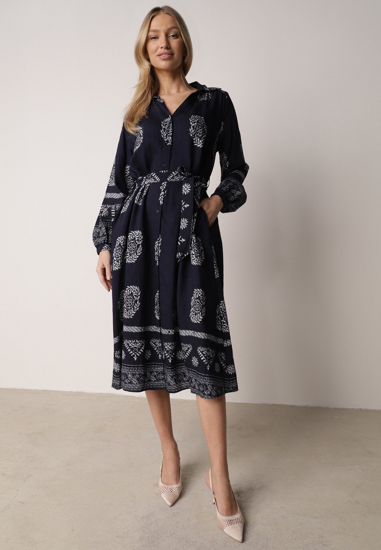 Rochie tip cămașă bleumarin, decorată cu model ornamental și cordon de legat Roriola