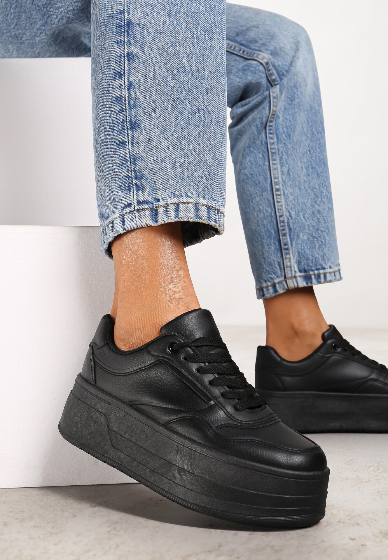 Adidași Negri cu Talpă Groasă Reliefată Vaitessa