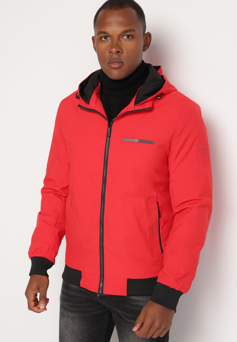 Geacă roșie de vânt cu glugă și elastic Lorendriah