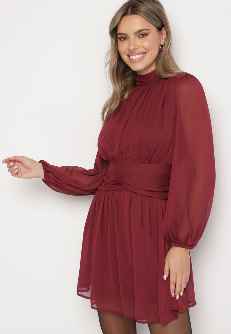 Rochie Bordo Cloș cu guler înalt, cu încrețituri și umeri transparenți Belabria