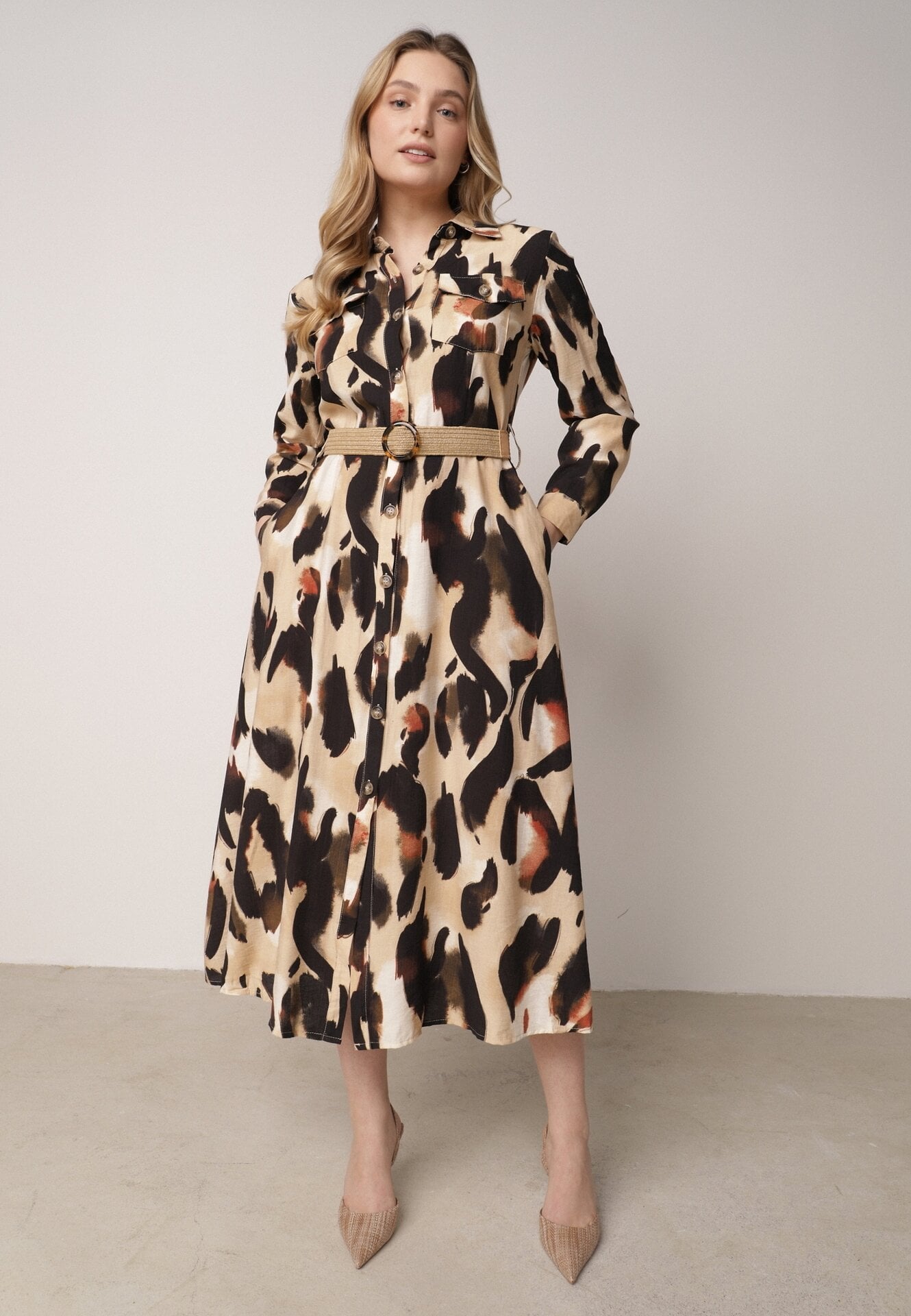 Rochie Cămașă Bej Evazată cu Imprimeu Abstract și Centură Împletită Miririda