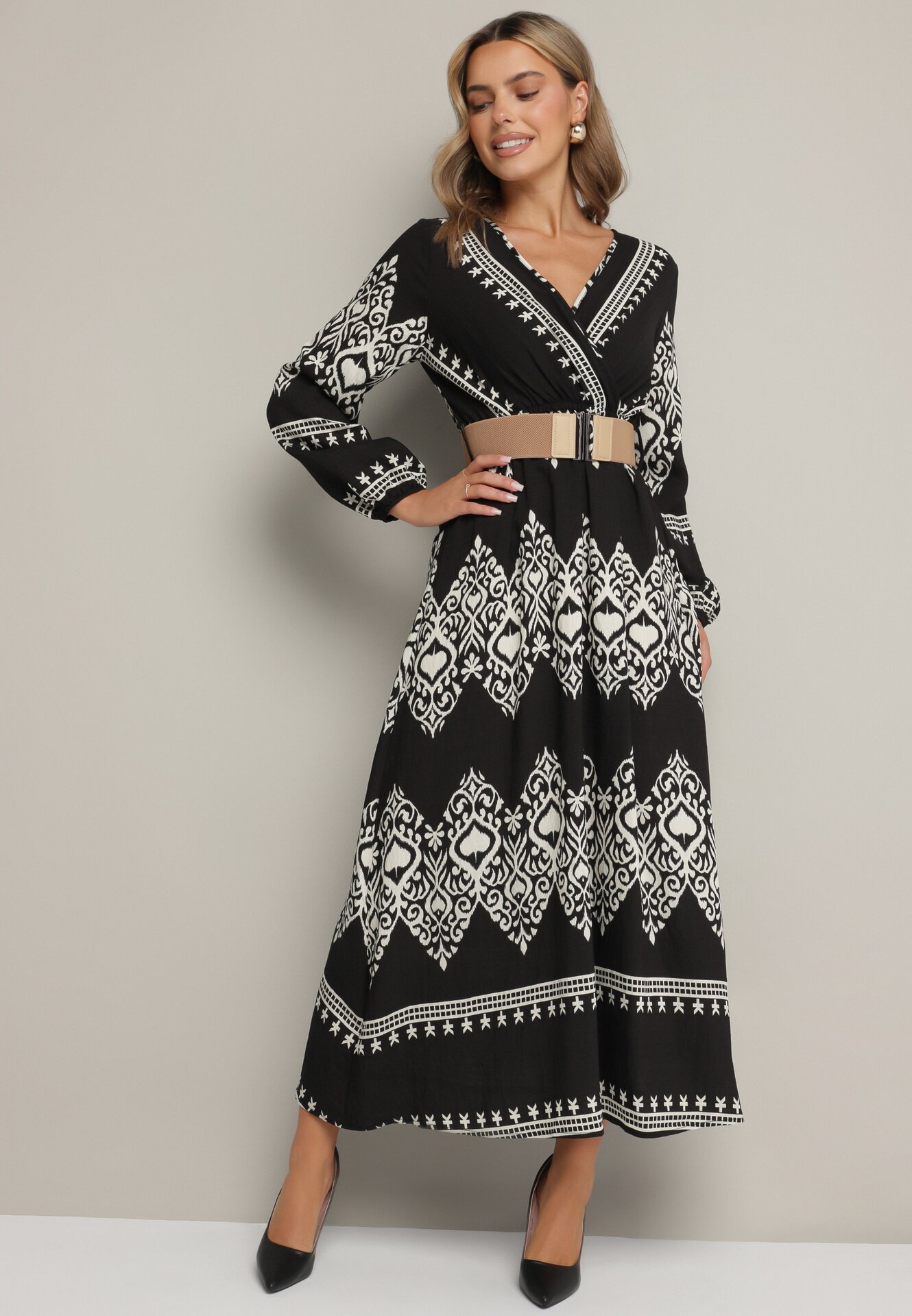 Rochie neagră petrecută din viscoză cu model oriental cu centură și elastic în talie Sagizia