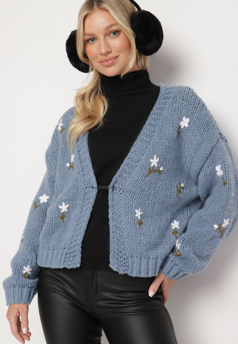 Cardigan Albastru cu Model Floral închis cu Agrafa Decorativă Patinită