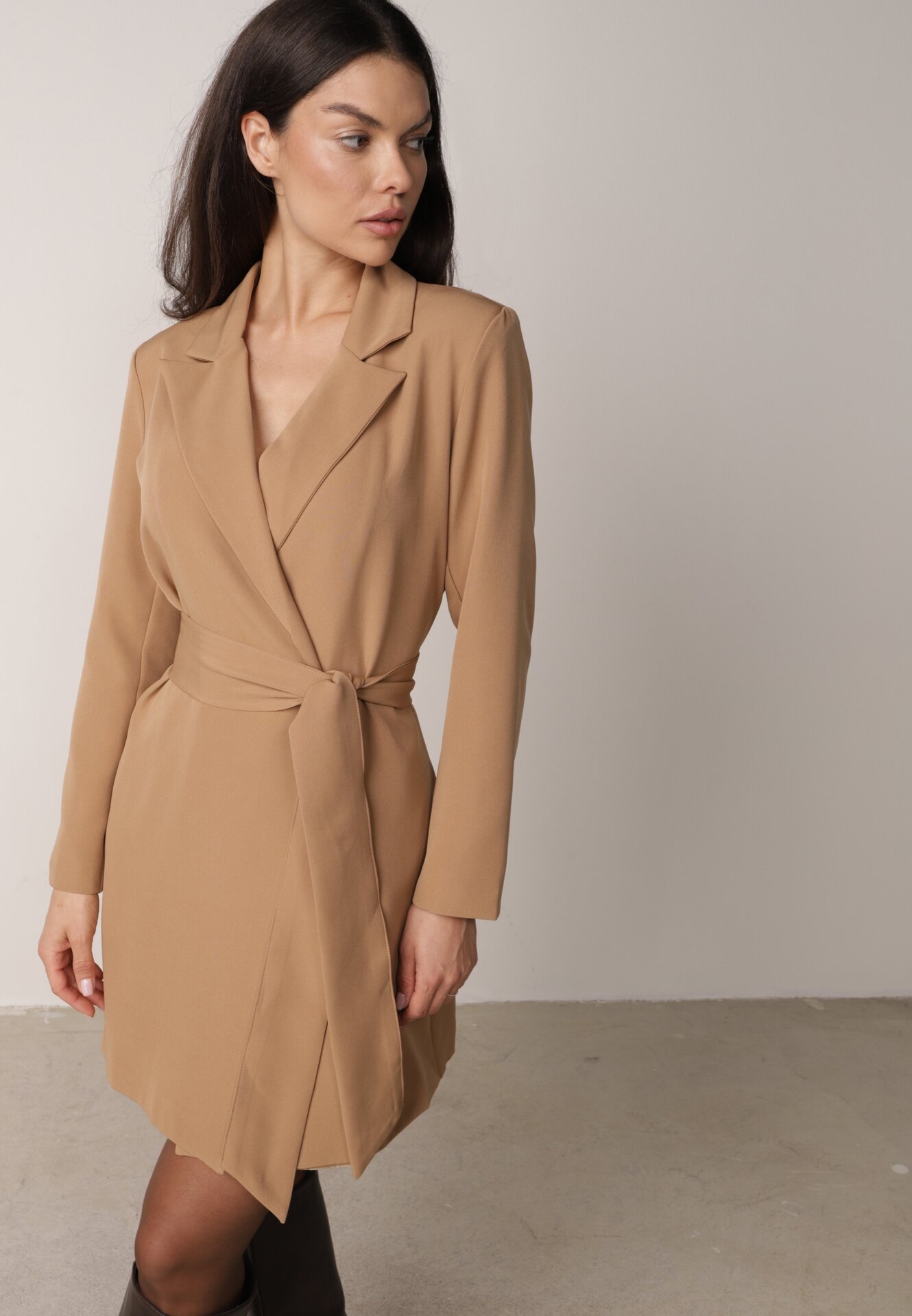 Rochie Bej închis în stil sacou cu curea și umeri întăriți Etinella