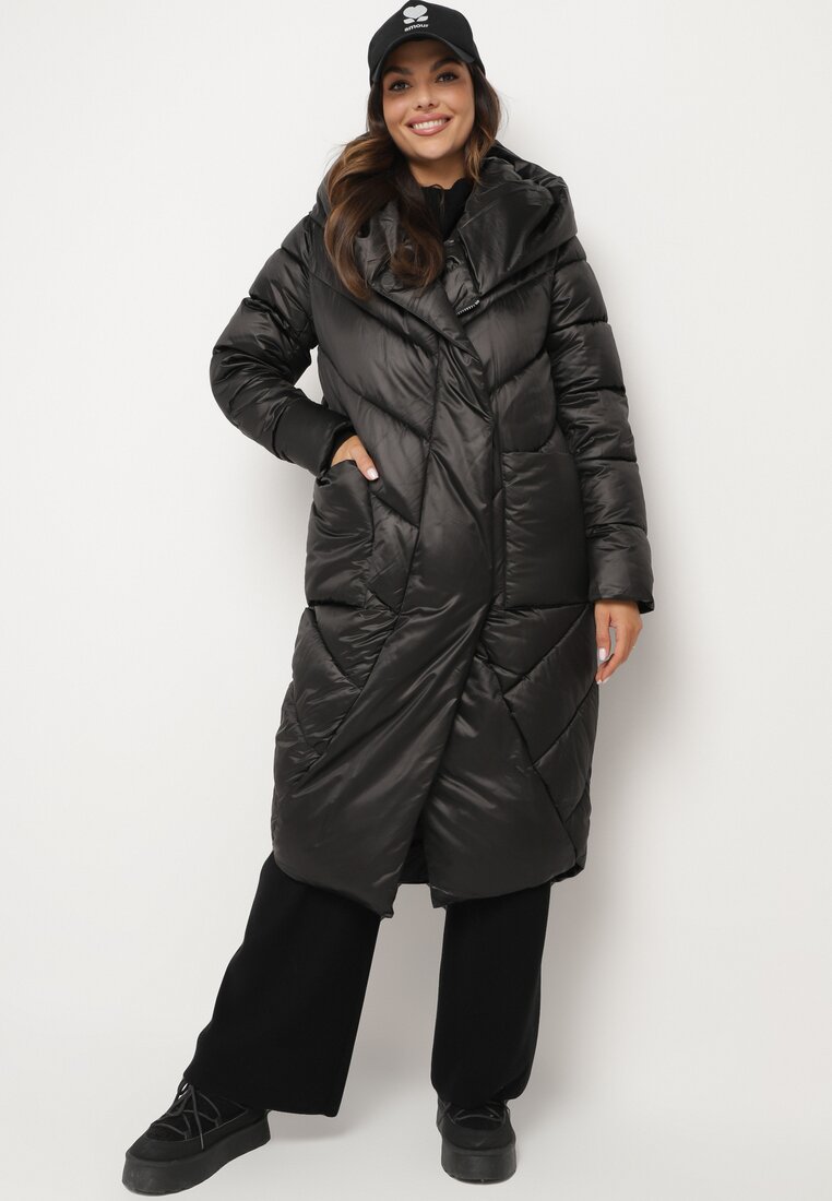 Geacă neagră cu cusături matlasate, glugă și închidere asimetrică Hedirida