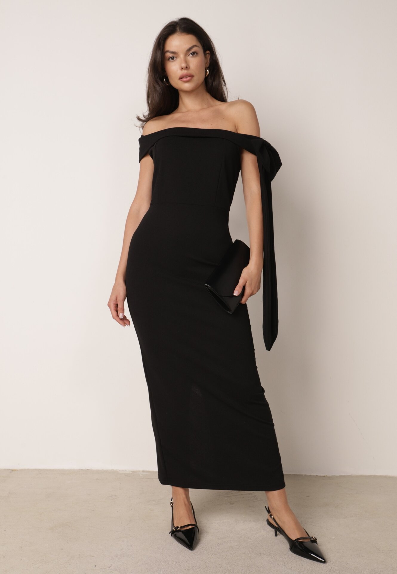 Rochie Neagră de cocktail cambrată, decorată cu fundă Emallle