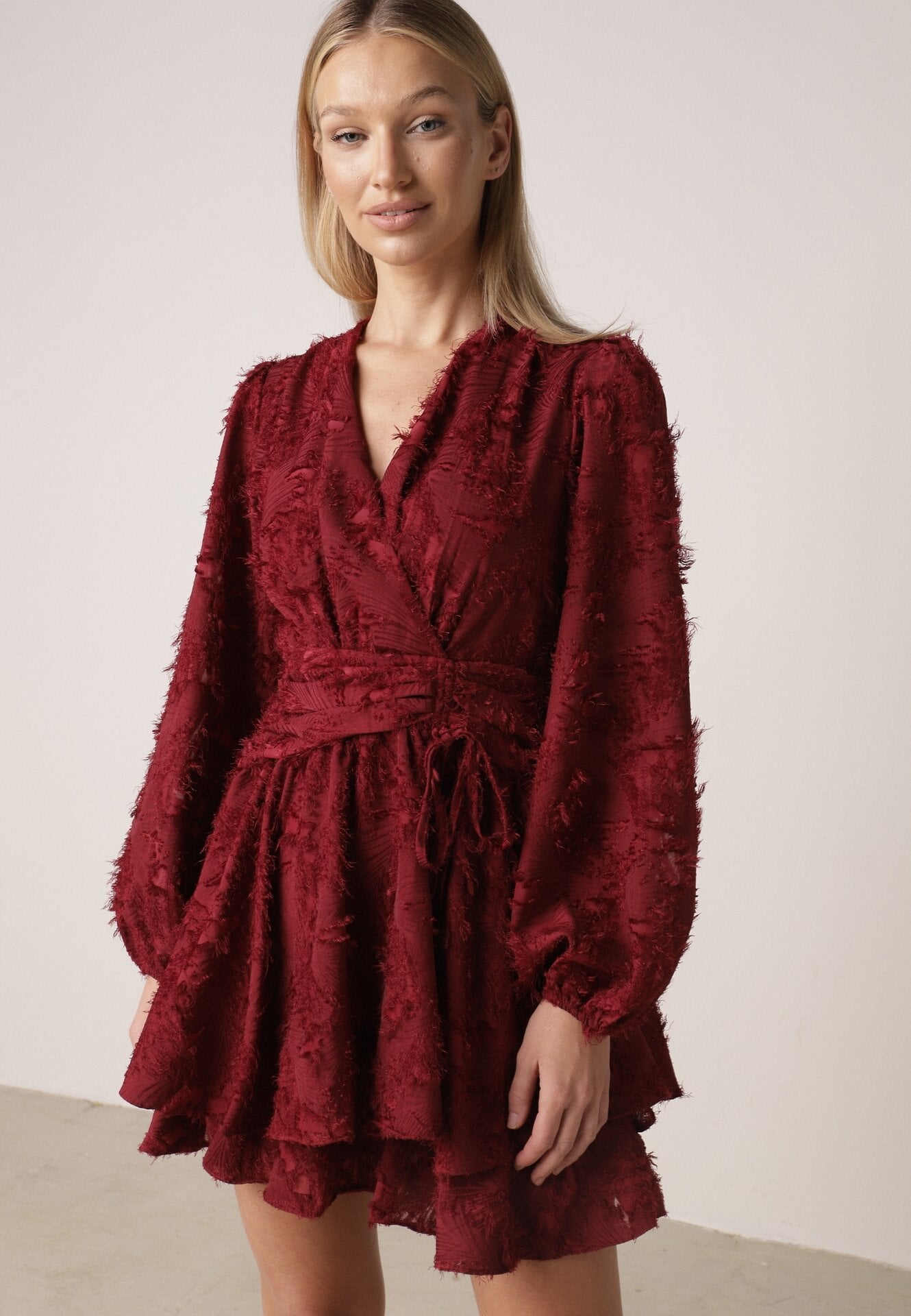 Rochie Bordo cu Fire Decorative și Drapaj