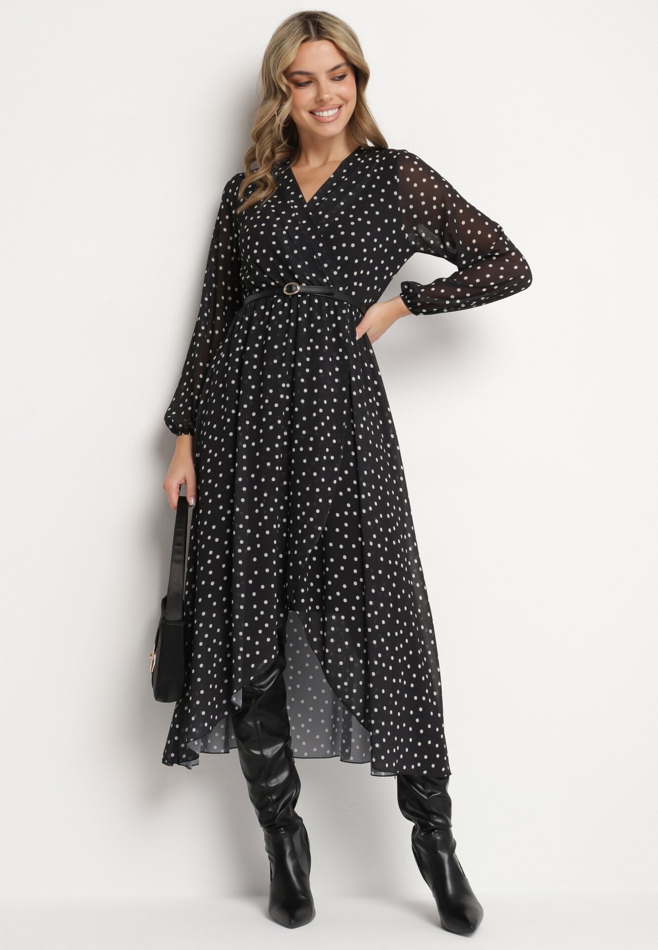 Rochie petrecută negru-albă cu buline cu elastic în talie și tiv asimetric Neladi