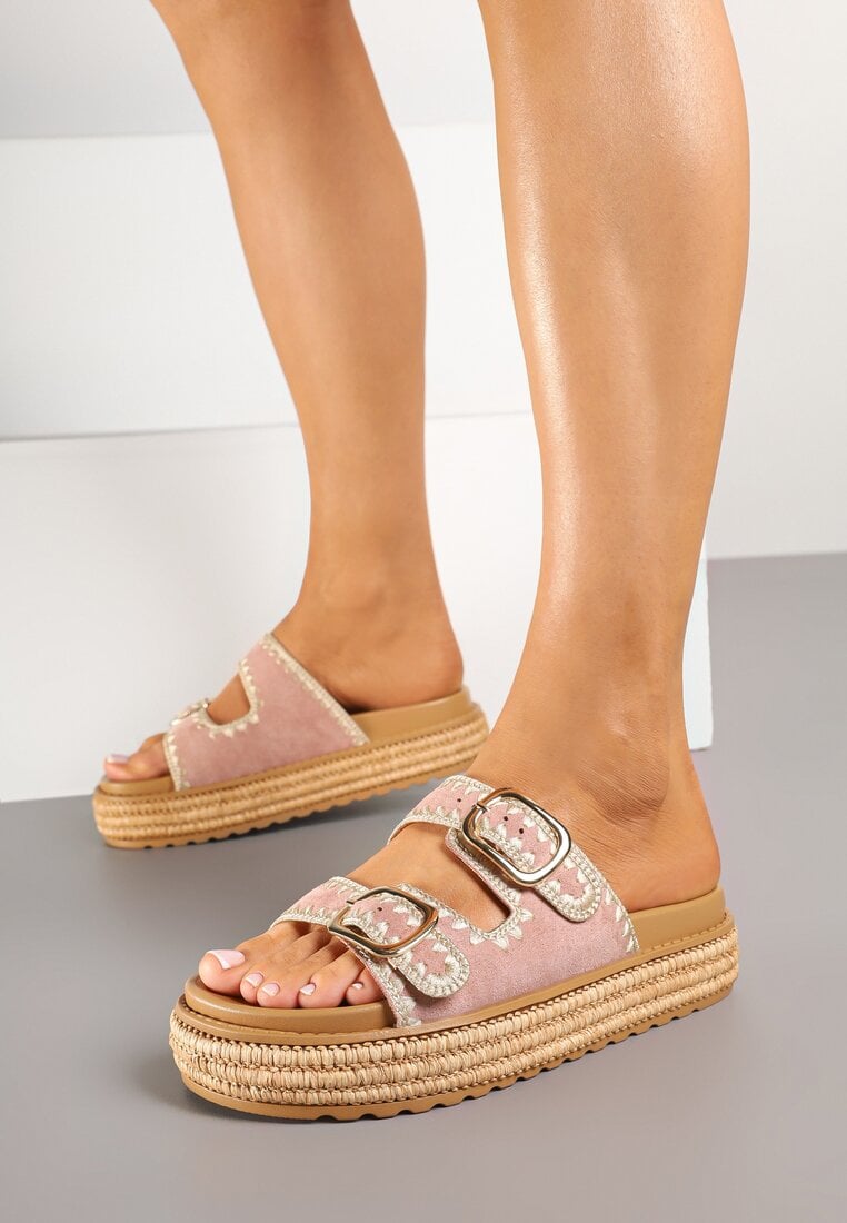 Papuci roz pe platformă cu catarame și model geometric Sanelor